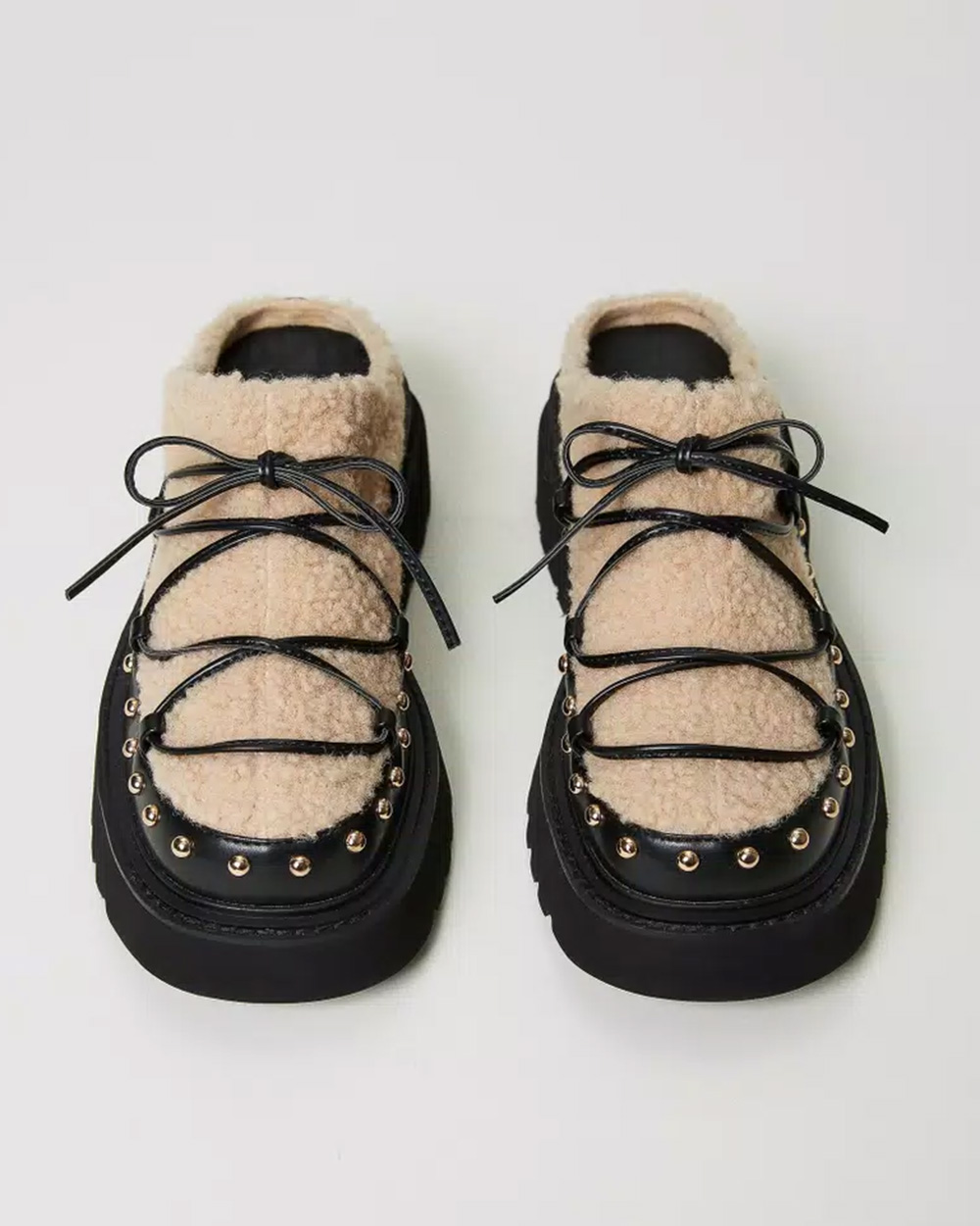 Boucle mules with central lacing, micro studs and rubber sole. | Eponymo